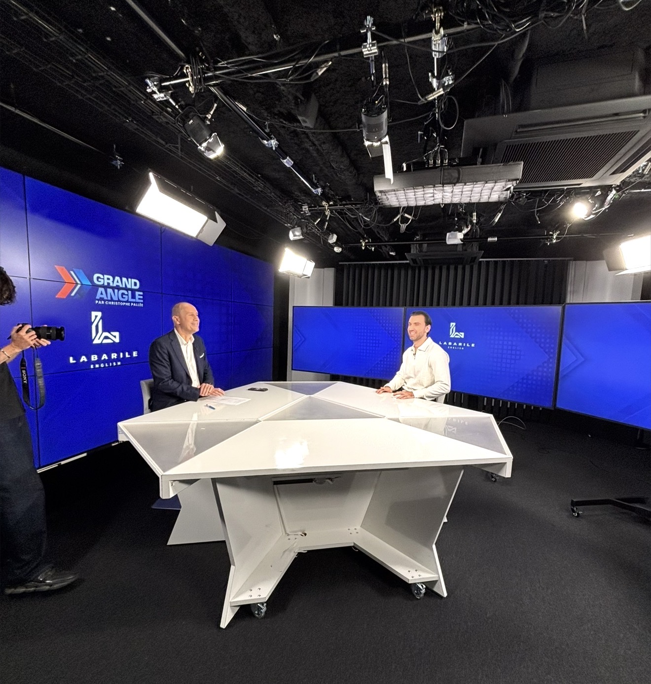 Luc Labarile en interview sur le plateau BFM Grand Angle